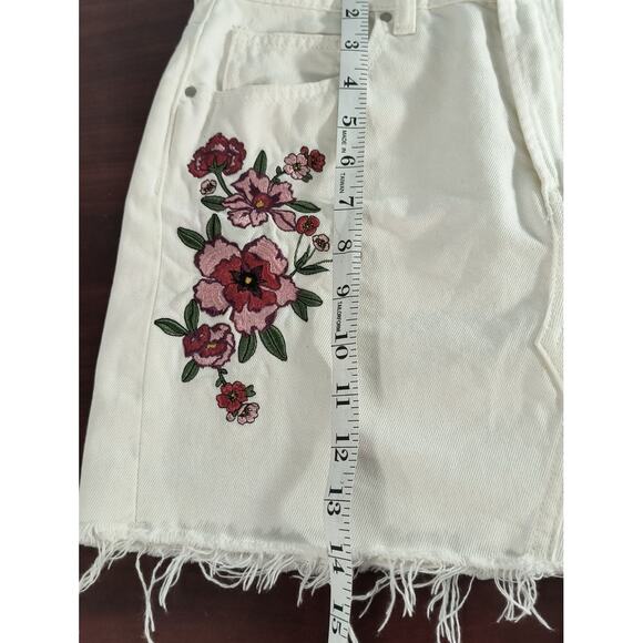 PacSun Embroidered Mini Skirt Women's Size 26 White Denim Fringe Hem Zip Front - Picture 14 of 16